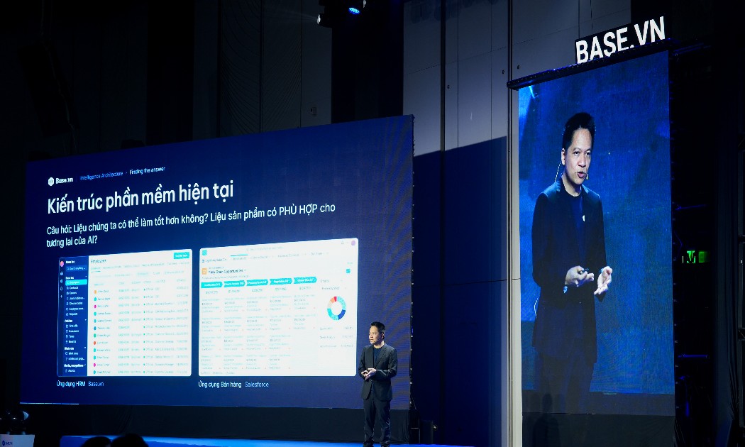 Ông Phạm Kim Hùng, Chủ tịch kiêm CEO Base.vn, chia sẻ về cách các phần mềm SaaS thay đổi với sự tích hợp của AI tại Enterprise AI Summit 2026 vào ngày 23/9. Ảnh: Base.vn