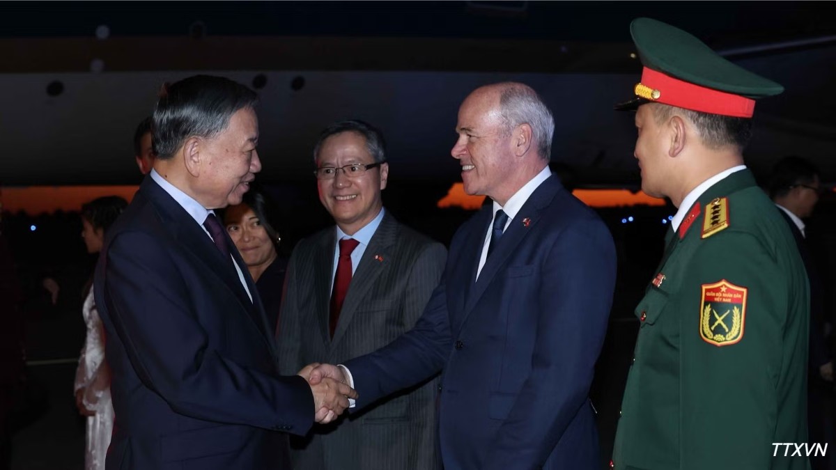 Quan chức Chính phủ Canada và cán bộ, nhân viên Đại sứ quán Việt Nam đón Tổng Bí thư, Chủ tịch nước Tô Lâm tại sân bay quốc tế Ottawa Mcdonald-Cartier. Ảnh: Thống Nhất/TTXVN
