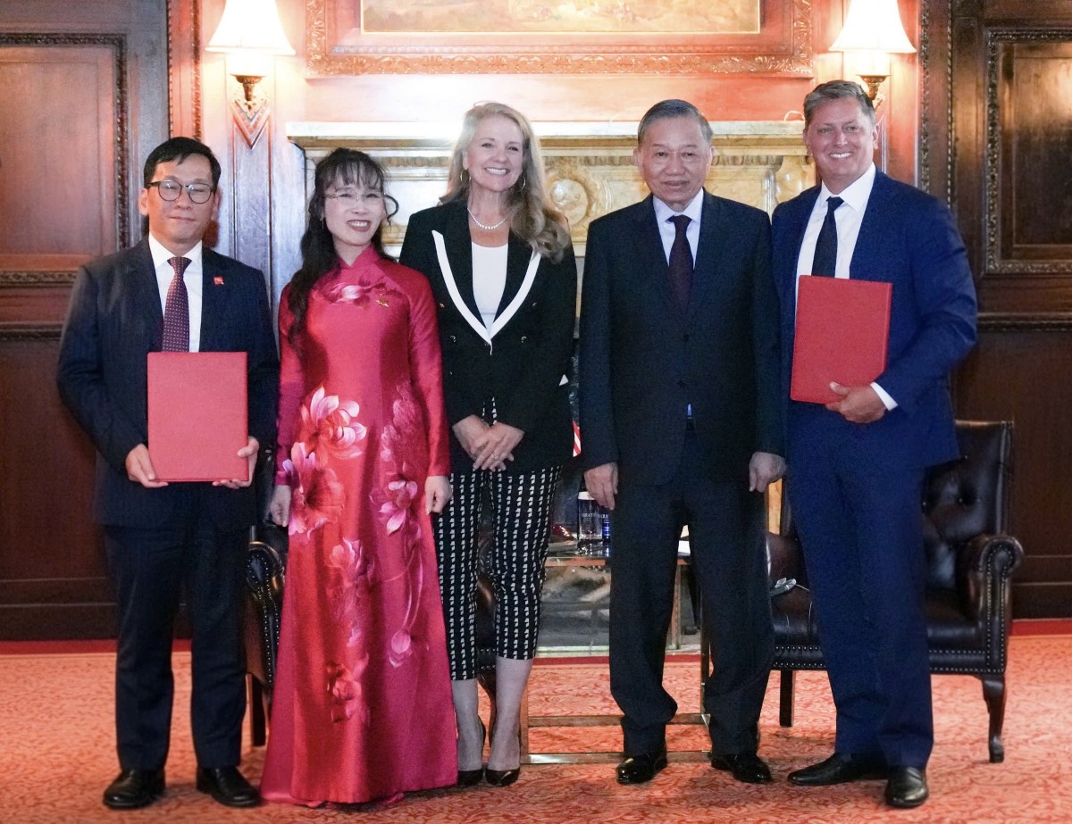 Vietjet và SpaceX trao thỏa thuận hợp tác đưa internet tốc độ cao lên các chuyến bay của hãng trước sự chứng kiến của Tổng Bí thư, Chủ tịch nước Tô Lâm, lãnh đạo cấp cao và doanh nghiệp hai nước.