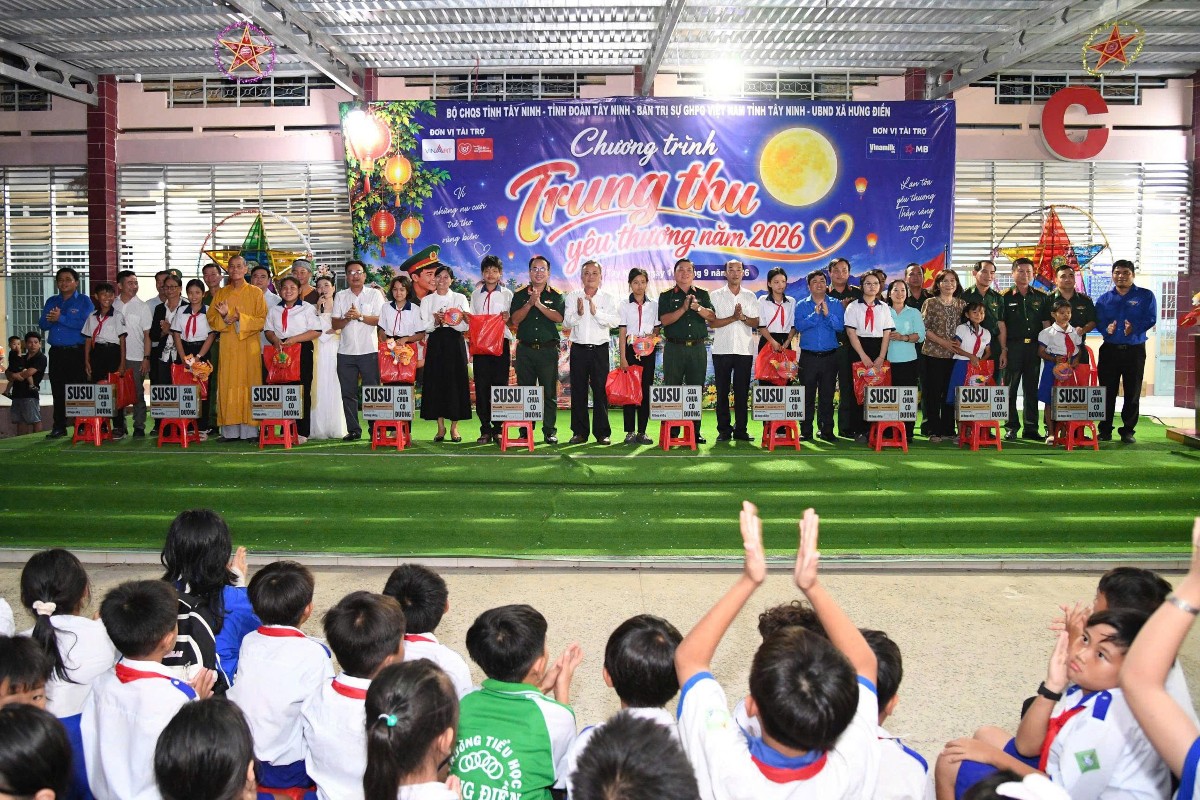 Vinamilk đồng hành cùng Bộ Chỉ huy Quân sự tỉnh Tây Ninh góp thêm niềm vui ngày Tết thiếu nhi cho trẻ em địa phương (Ảnh: Minh Anh).