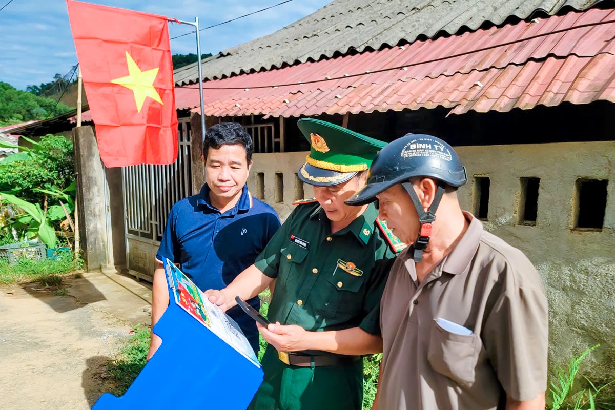 Cán bộ Đồn Biên phòng Yên Khương tuyên truyền, hướng dẫn người dân sử dụng các tiện ích số, góp phần đưa chuyển đổi số đến gần hơn với đồng bào khu vực biên giới. Ảnh: Nguyễn Thuấn