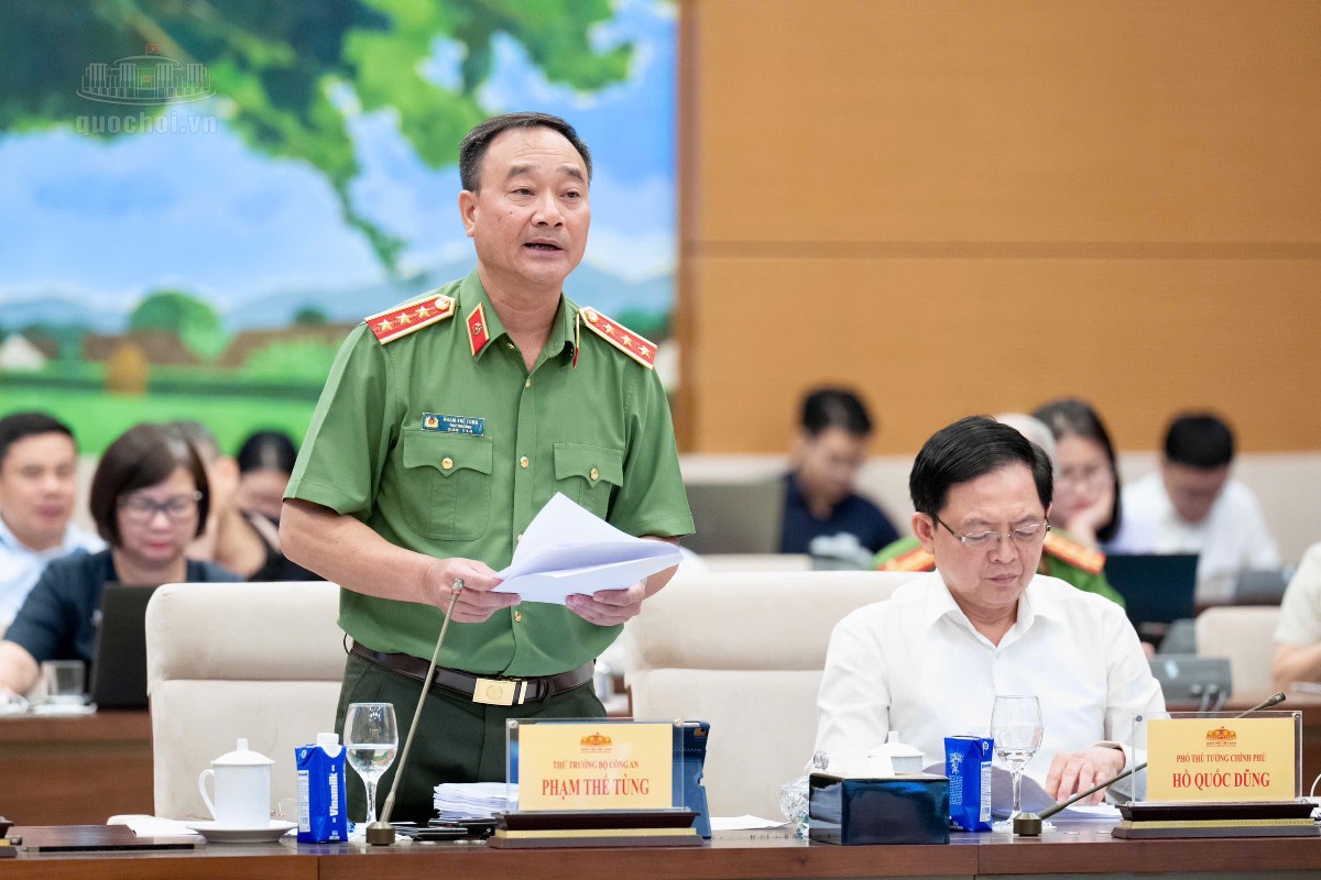 Thượng tướng Phạm Thế Tùng, Thứ trưởng Bộ Công an trình bày Tờ trình tóm tắt dự án Luật Định danh và xác thực điện tử. Ảnh: Cổng thông tin điện tử Quốc hội.