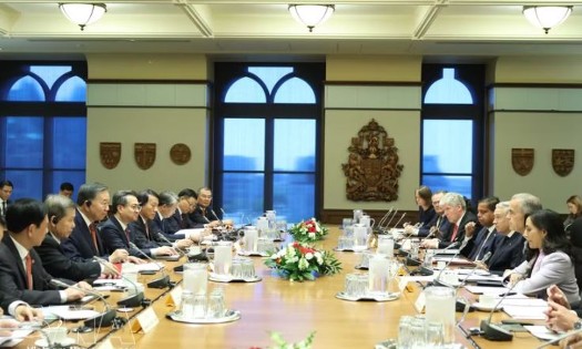General Secretary of the Communist Party of Vietnam Central Committee and President To Lam holds talks with Canadian Prime Minister Mark Carney in Ottawa on September 24 (local time). - (Photo: VNA)