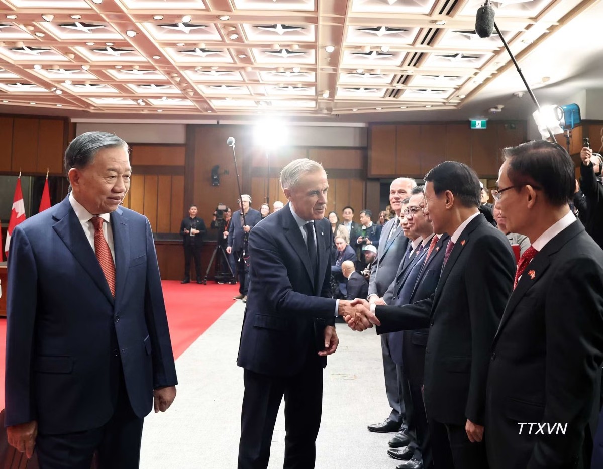 Thủ tướng Canada Mark Carney với các thành viên Đoàn đại biểu cấp cao Việt Nam. Ảnh: Thống Nhất/TTXVN