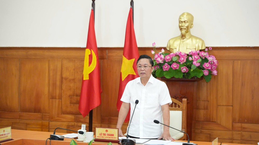 Chủ tịch UBND thành phố Huế Lê Trí Thanh phát biểu chỉ đạo tại phiên họp. Ảnh: UBND TP Huế