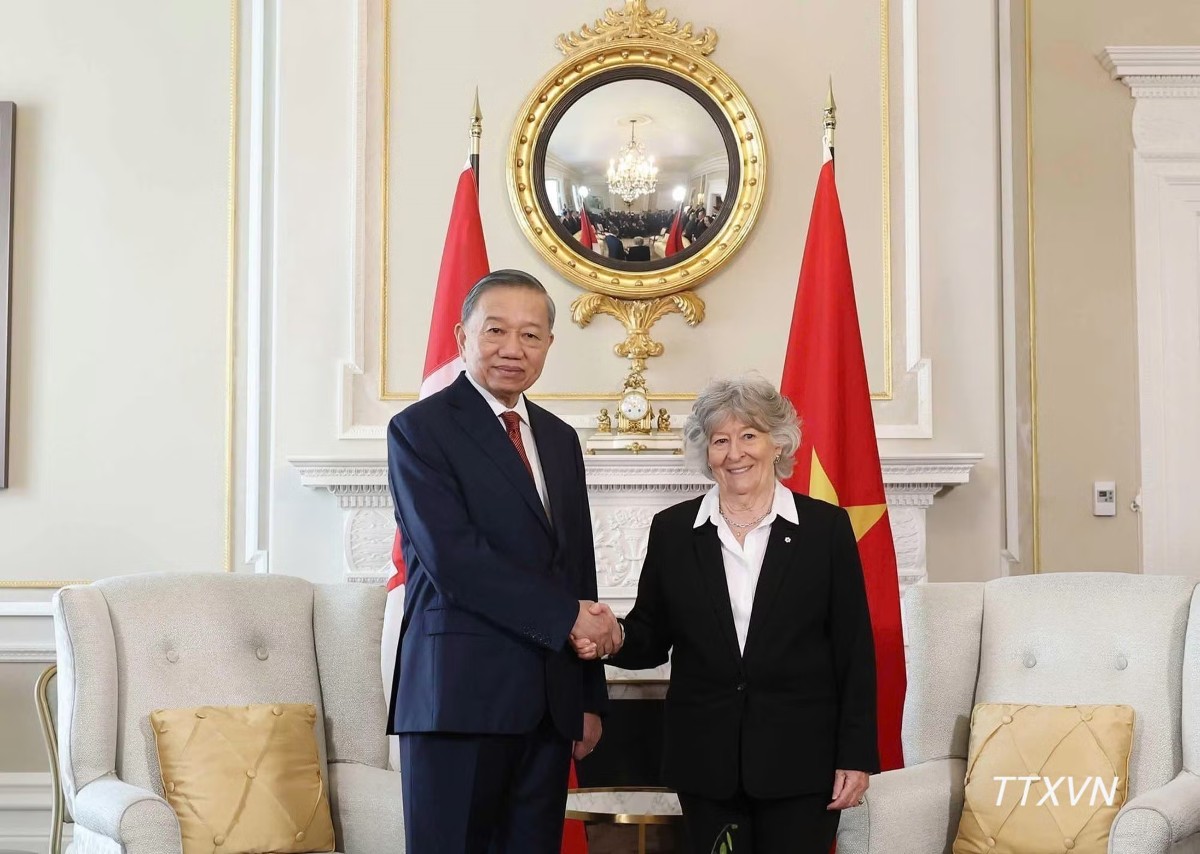 Tổng Bí thư, Chủ tịch nước Tô Lâm và Toàn quyền Canada Louise Arbour chụp ảnh chung. Ảnh: TTXVN
