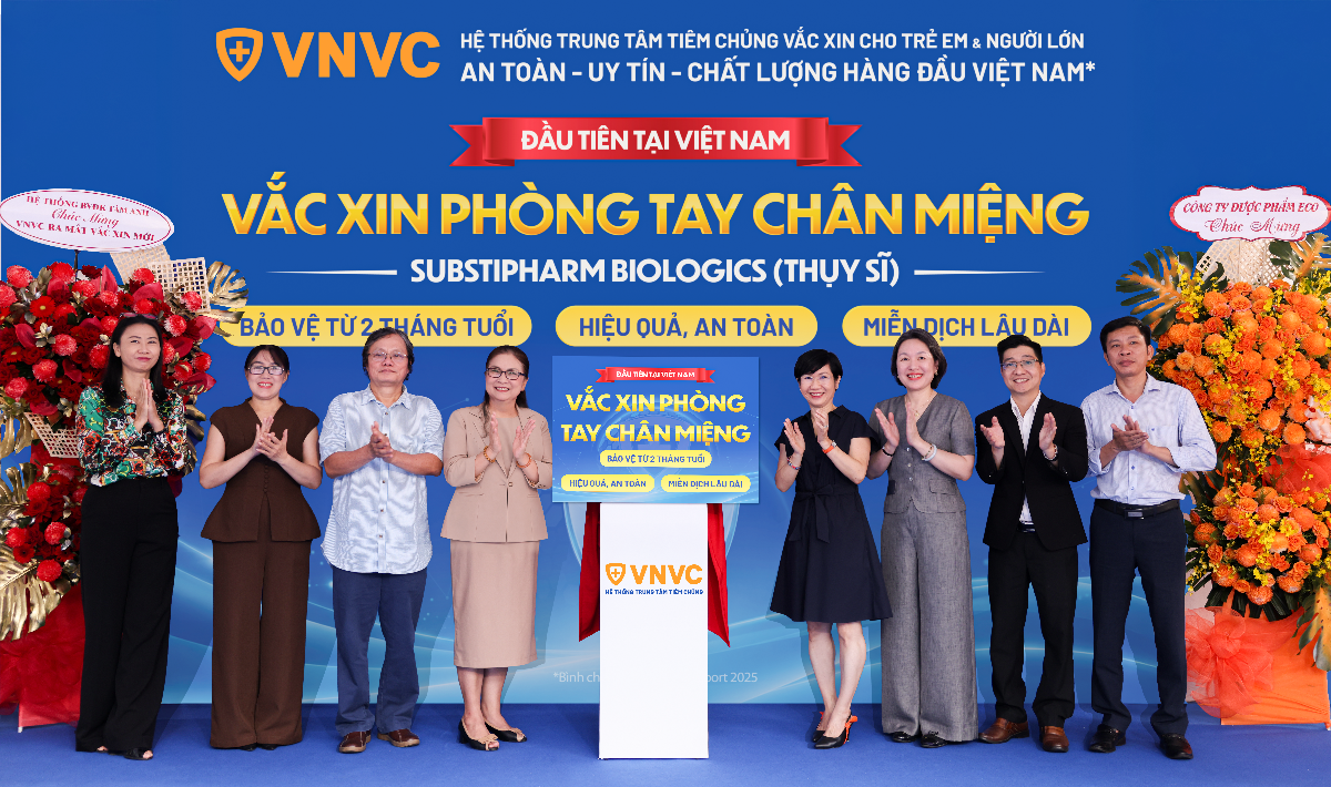 Sáng 25/9 Hệ thống Tiêm chủng VNVC chính thức ra mắt và triển khai tiêm vaccine phòng tay chân miệng cho trẻ từ 2 tháng tại gần 300 trung tâm trên toàn quốc. Ảnh: Nhân Lê.