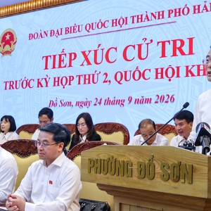 Thủ tướng Lê Minh Hưng báo cáo tình hình kinh tế - xã hội tới cử tri thành phố Hải Phòng. Ảnh: Chinhphu.vn/Nhật Bắc.