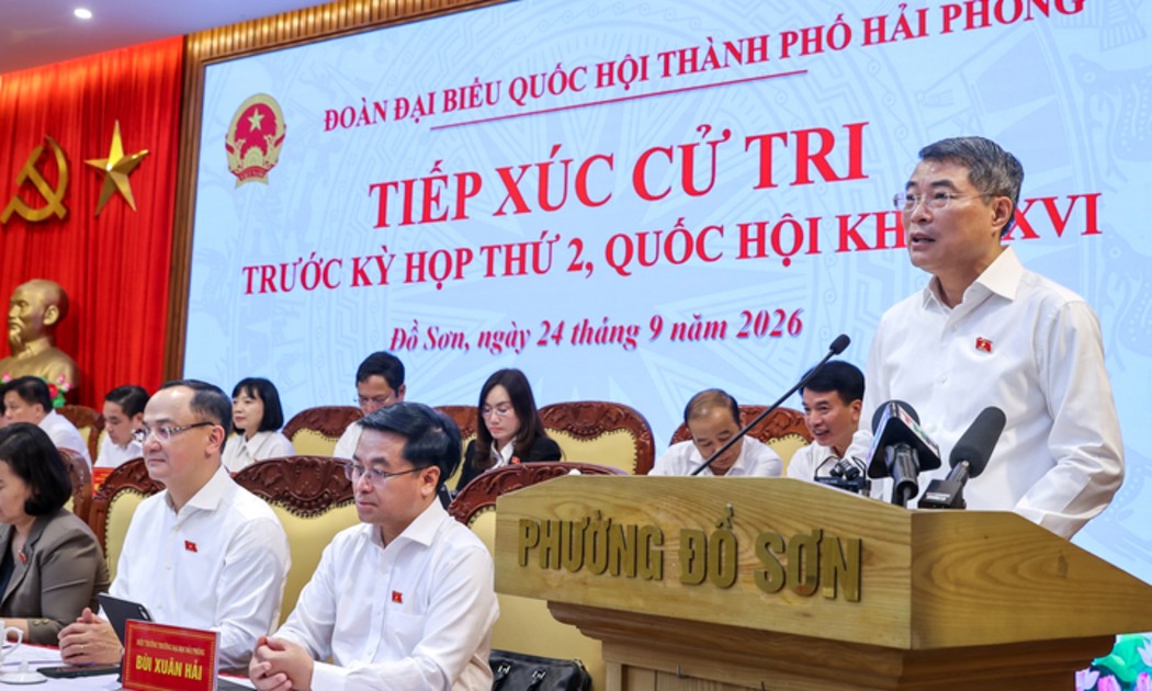 Thủ tướng Lê Minh Hưng báo cáo tình hình kinh tế - xã hội tới cử tri thành phố Hải Phòng. Ảnh: Chinhphu.vn/Nhật Bắc.