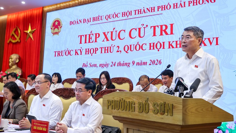 Thủ tướng Lê Minh Hưng báo cáo tình hình kinh tế - xã hội tới cử tri thành phố Hải Phòng. Ảnh: Chinhphu.vn/Nhật Bắc.