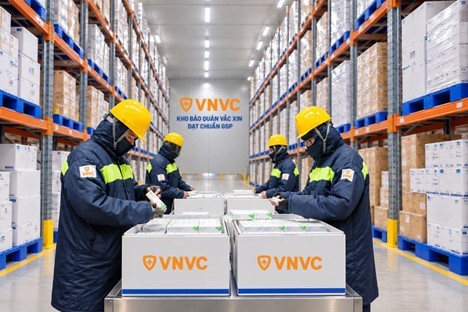 VNVC đã chuẩn bị đầy đủ và đồng bộ các điều kiện về nhân lực, chuyên môn, quy trình tiêm chủng, bảo quản và vận chuyển vắc xin để triển khai vắc xin tay chân miệng tại Việt Nam. Ảnh: Mộc Thảo.