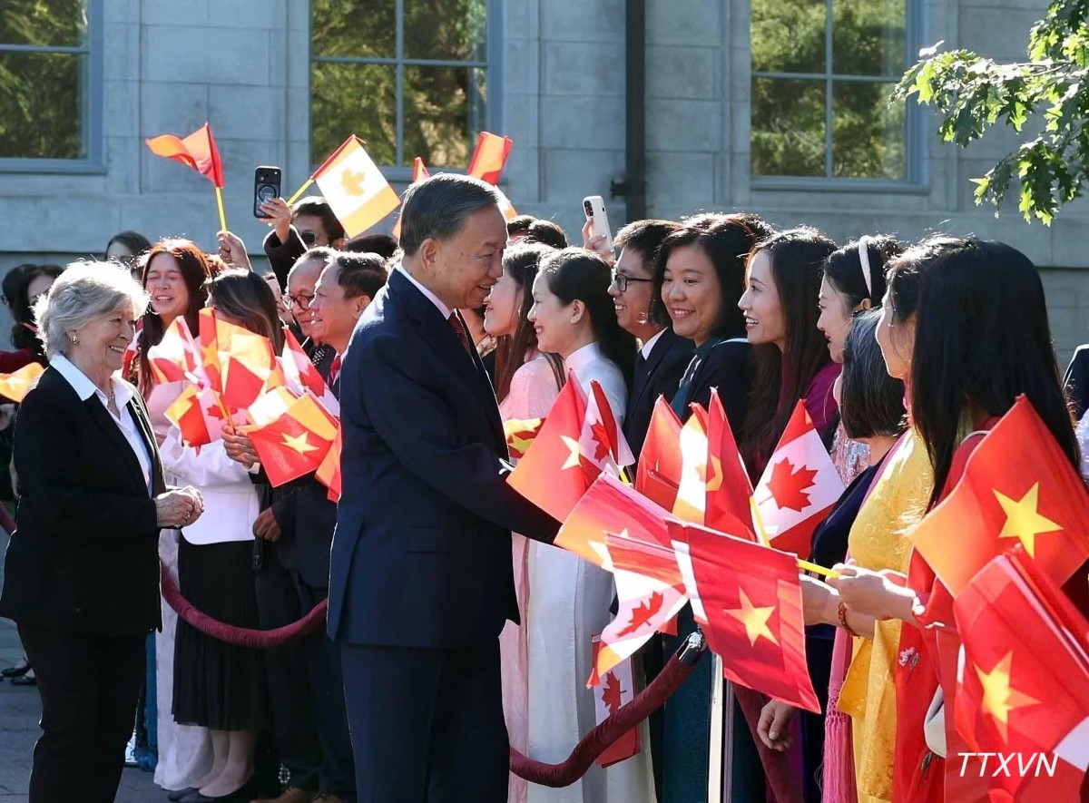 Tổng Bí thư, Chủ tịch nước Tô Lâm và Toàn quyền Canada Louise Arbour với cộng đồng người Việt Nam tại Canada dự Lễ đón. Ảnh: TTXVN