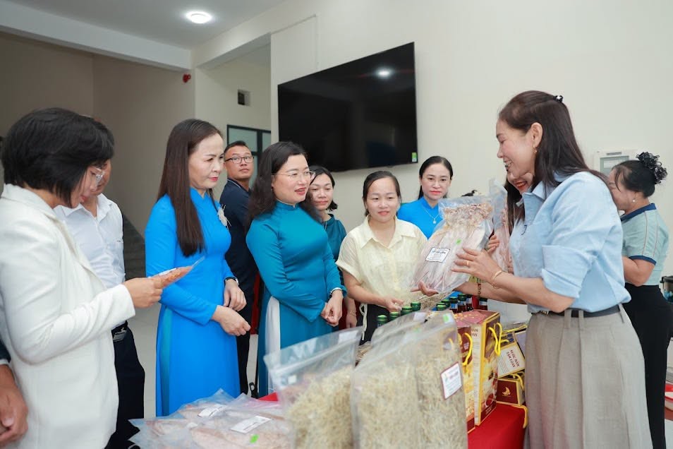 Ngày hội phụ nữ khởi nghiệp và Chương trình “Trạm xanh Hà Tĩnh” năm 2026 tạo không gian kết nối cho phụ nữ phát triển sản phẩm. Ảnh: Hội Liên hiệp Phụ nữ Hà Tĩnh