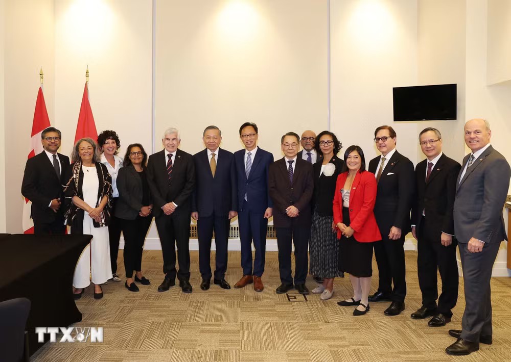 Chủ tịch nước Tô Lâm với Nhóm Nghị sĩ hữu nghị Canada - Việt Nam - Ảnh: TTXVN