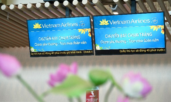 Vietnam Airlines mang sắc màu Trung thu truyền thống lên “Chuyến bay Chạm Trăng”