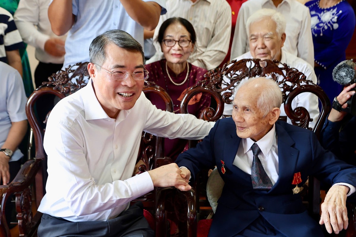 Thủ tướng Lê Minh Hưng thăm hỏi, tặng quà đảng viên lão thành Lê Viết Khản (80 năm tuổi Đảng) tại phường Đồ Sơn. Anh: haiphong.gov.vn