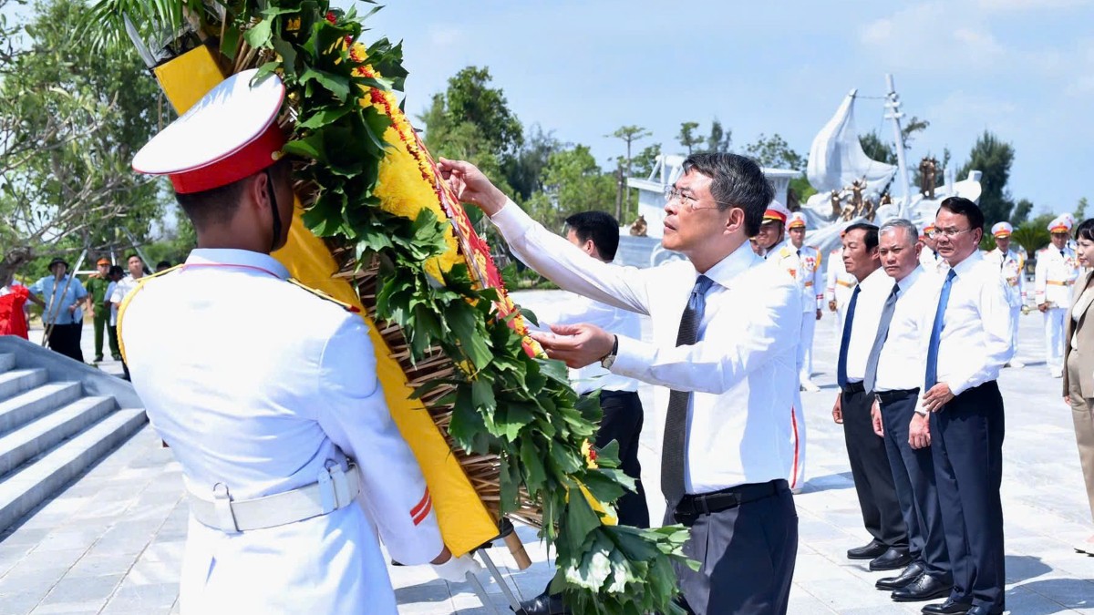 Thủ tướng Chính phủ Lê Mịnh Hưng dâng hoa, dâng hương tri ân các anh hùng liệt sĩ tại Di tích lịch sử quốc gia Bến K15 (phường Đồ Sơn). Ảnh: haiphong.gov,vn
