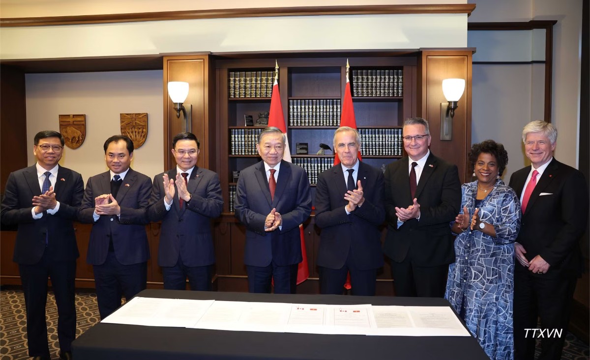 Tổng Bí thư, Chủ tịch nước Tô Lâm và Thủ tướng Canada Mark Carney chứng kiến các văn kiện hợp tác giữa 2 nước đã được ký kết. Ảnh: Thống Nhất/TTXVN