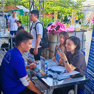 Một buổi tư vấn, giới thiệu việc làm tại Trung tâm Dịch vụ việc làm TP.HCM. Ảnh: VLHCM
