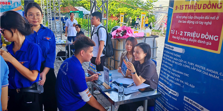Một buổi tư vấn, giới thiệu việc làm tại Trung tâm Dịch vụ việc làm TP.HCM. Ảnh: VLHCM