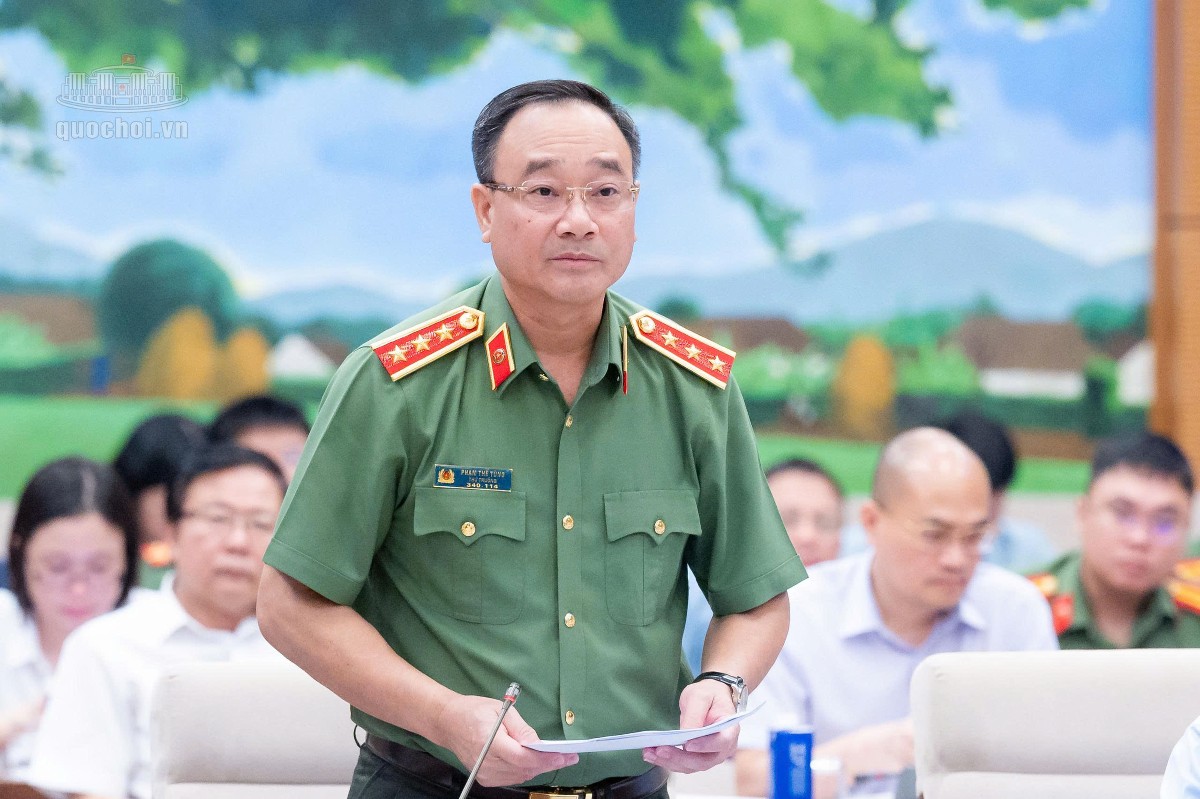 Thượng tướng Phạm Thế Tùng, Thứ trưởng Bộ Công an trình bày tóm tắt báo cáo tiếp thu, giải trình, chỉnh lý dự án Bộ luật Hình sự (sửa đổi). Ảnh: Cổng thông tin điện tử Quốc hội.