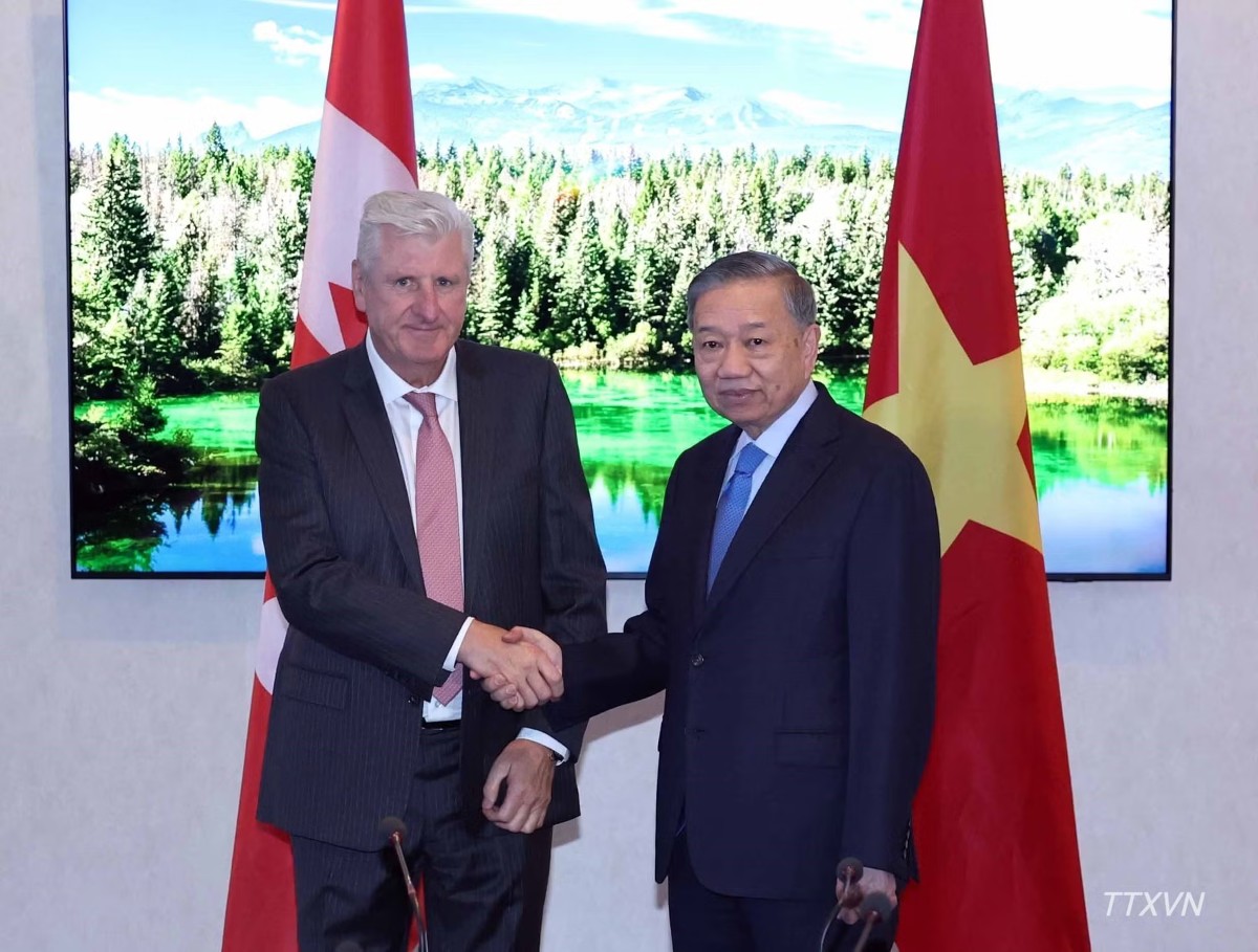 At the meeting between General Secretary of the Communist Party of Vietnam Central Committee and President To Lam (R) and Mr. Ian L. Edwards, President and CEO of AtkinsRéalis in Canada on September 25 (local time) (Photo: VNA)