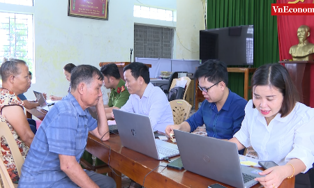 Cán bộ xã Tân Ninh, tỉnh Thanh Hóa hướng dẫn người dân thực hiện thủ tục hành chính trên môi trường điện tử. Ảnh: Nguyễn Thuấn