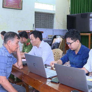 Cán bộ xã Tân Ninh, tỉnh Thanh Hóa hướng dẫn người dân thực hiện thủ tục hành chính trên môi trường điện tử. Ảnh: Nguyễn Thuấn