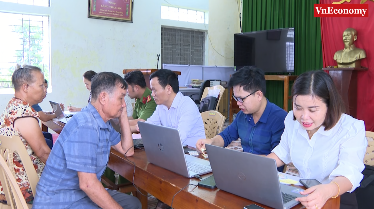Cán bộ xã Tân Ninh, tỉnh Thanh Hóa hướng dẫn người dân thực hiện thủ tục hành chính trên môi trường điện tử. Ảnh: Nguyễn Thuấn