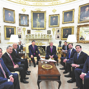 Tổng thống Mỹ Donald Trump và Chủ tịch Trung Quốc Tập Cận Bình cùng các quan chức cấp cao Mỹ và Trung Quốc trong cuộc gặp ở Nhà Trắng hôm 24/9/2026 - Ảnh: Tân Hoa Xã.