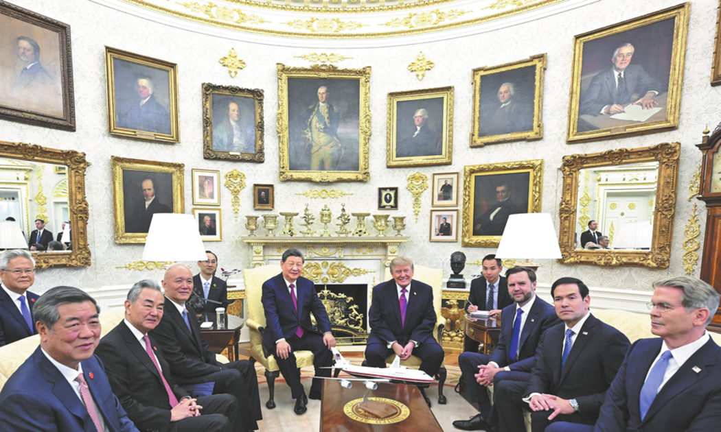 Tổng thống Mỹ Donald Trump và Chủ tịch Trung Quốc Tập Cận Bình cùng các quan chức cấp cao Mỹ và Trung Quốc trong cuộc gặp ở Nhà Trắng hôm 24/9/2026 - Ảnh: Tân Hoa Xã.