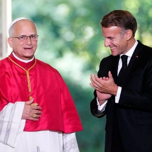 Giáo hoàng Leo XIV (trái) và Tổng thống Pháp Emmanuel Macron tham dự cuộc họp báo chung tại Điện Élysée, ngày 25/9/2026. Ảnh: Teresa Suarez.