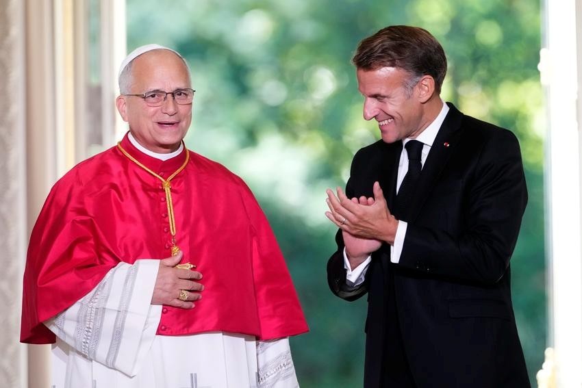 Giáo hoàng Leo XIV (trái) và Tổng thống Pháp Emmanuel Macron tham dự cuộc họp báo chung tại Điện Élysée, ngày 25/9/2026. Ảnh: Teresa Suarez.