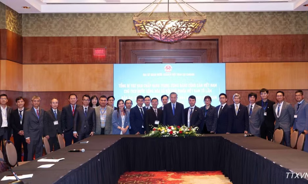 Tổng Bí thư, Chủ tịch nước Tô Lâm gặp đại diện Mạng lưới Chuyên gia, nhà khoa học Việt Nam tại Canada (CVSEA). Ảnh: TTXVN