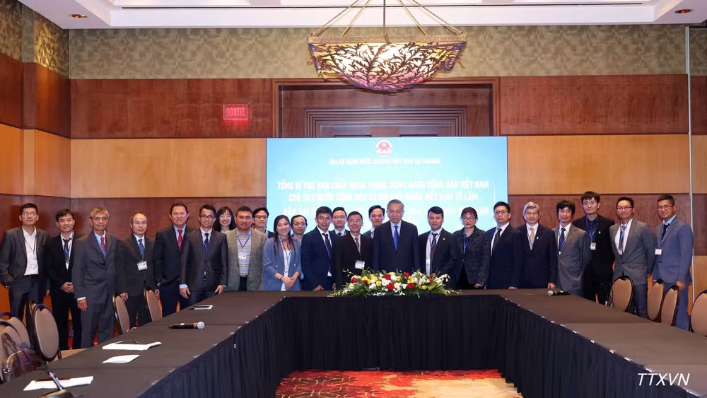 Tổng Bí thư, Chủ tịch nước Tô Lâm gặp đại diện Mạng lưới Chuyên gia, nhà khoa học Việt Nam tại Canada (CVSEA). Ảnh: TTXVN