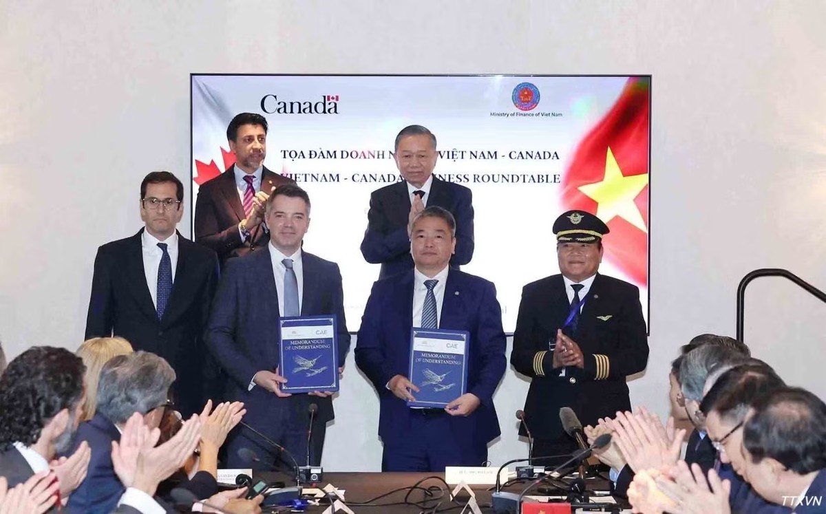 Tổng Bí thư, Chủ tịch nước Tô Lâm chứng kiến lễ trao các văn kiện hợp tác giữa doanh nghiệp hai nước. Ảnh: TTXVN