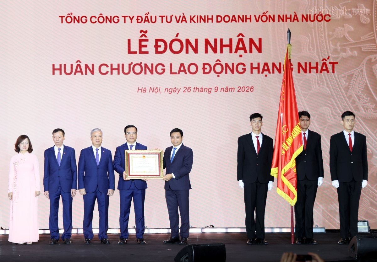 Thay mặt lãnh đạo Đảng, Nhà nước, Phó Thủ tướng Nguyễn Văn Thắng đã trao Huân chương Lao động hạng Nhất tặng SCIC và trao Huân chương Lao động hạng Nhất và hạng Nhì tặng các đồng chí lãnh đạo SCIC. Ảnh: Đức Tuân/VGP.