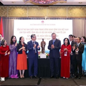 Tổng Bí thư, Chủ tịch nước Tô Lâm tặng bức tượng Chủ tịch Hồ Chí Minh cho Đại sứ quán và cộng đồng người Việt Nam tại Canada Ảnh: TTXVN