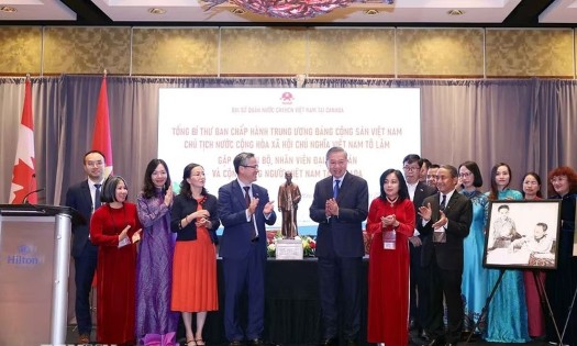 Tổng Bí thư, Chủ tịch nước Tô Lâm tặng bức tượng Chủ tịch Hồ Chí Minh cho Đại sứ quán và cộng đồng người Việt Nam tại Canada Ảnh: TTXVN