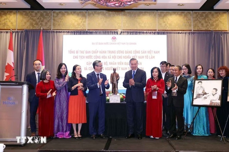 Tổng Bí thư, Chủ tịch nước Tô Lâm tặng bức tượng Chủ tịch Hồ Chí Minh cho Đại sứ quán và cộng đồng người Việt Nam tại Canada Ảnh: TTXVN