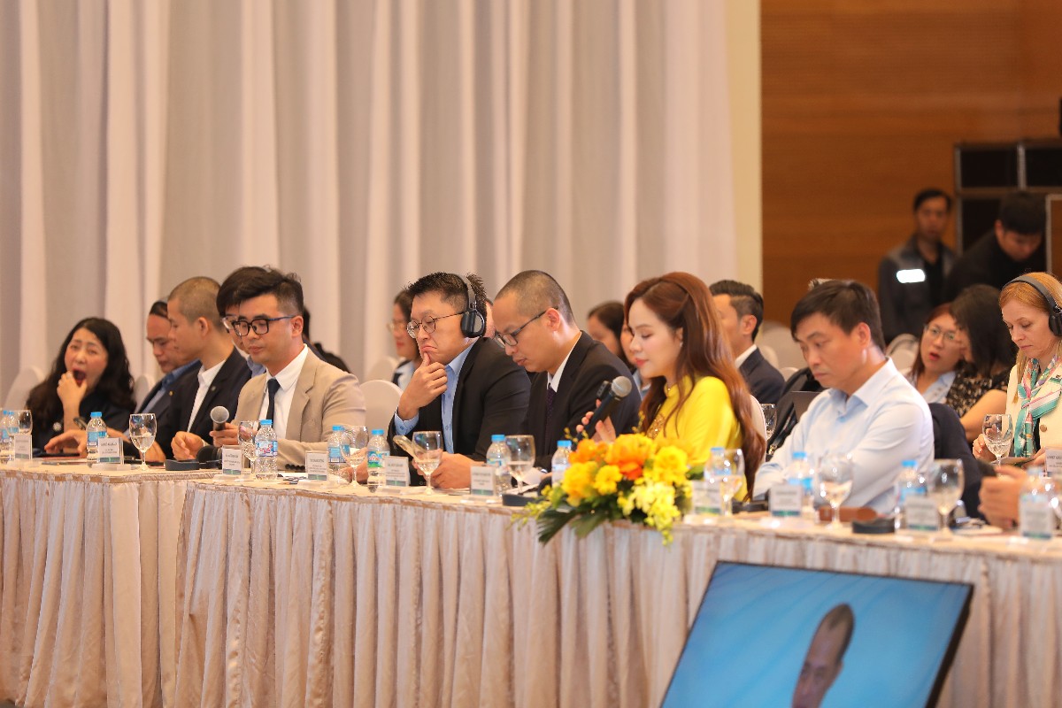 Các diễn giả tham gia phiên toạ đàm. Ảnh: Xuân Khoa