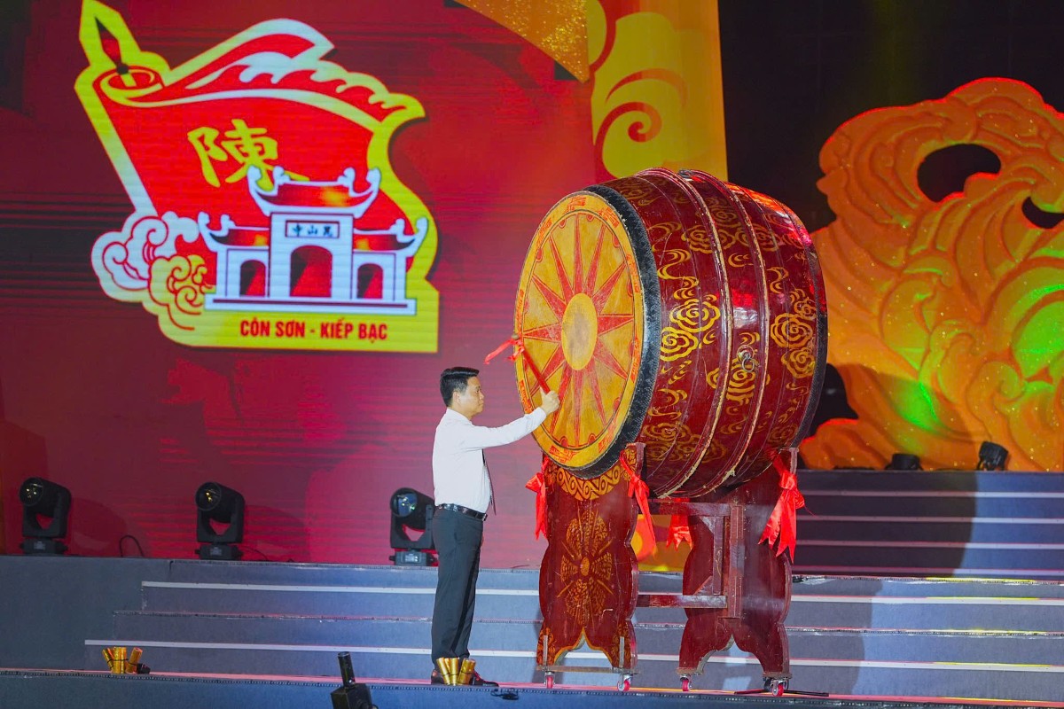 Bí thư Thành uỷ Hải Phòng Lê Ngọc Châu đánh trống khai hội Côn Sơn - Kiếp Bạc mùa thu 2026. Ảnh: CTTĐT Hải Phòng