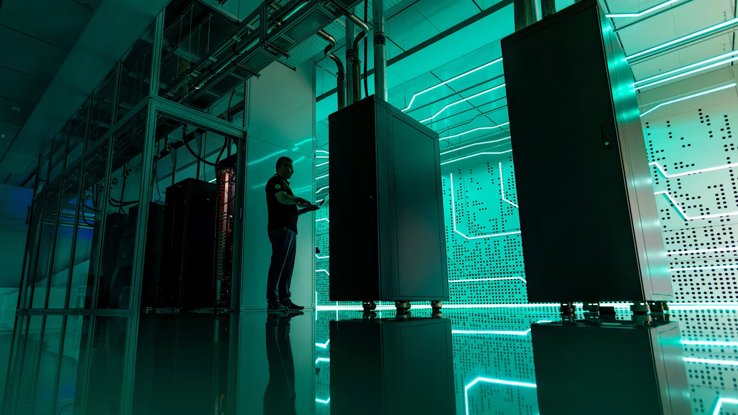 Các nhà nghiên cứu Google Threat Intelligence Group phát hiện ra rằng các chợ đen trên mạng (dark web) đang rao bán quyền truy cập vào các mô hình AI với mức giảm giá lên tới 97%. Ảnh: Bloomberg