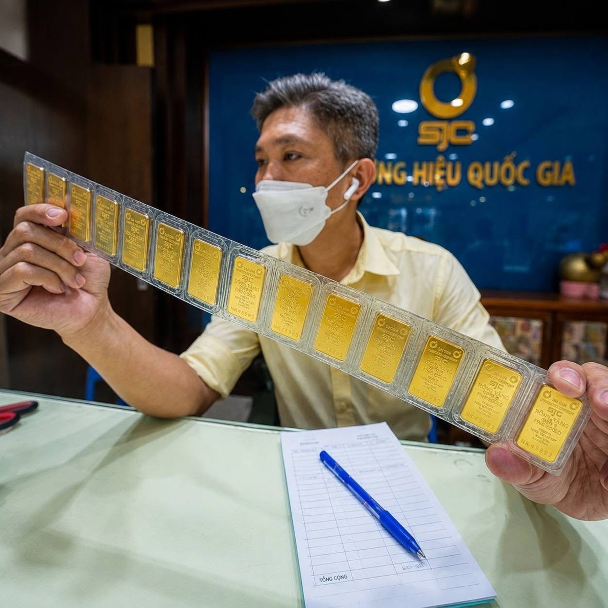 Giá mua, bán vàng miếng SJC sụt hơn 2 triệu đồng/lượng trong tuần. Ảnh: SJC