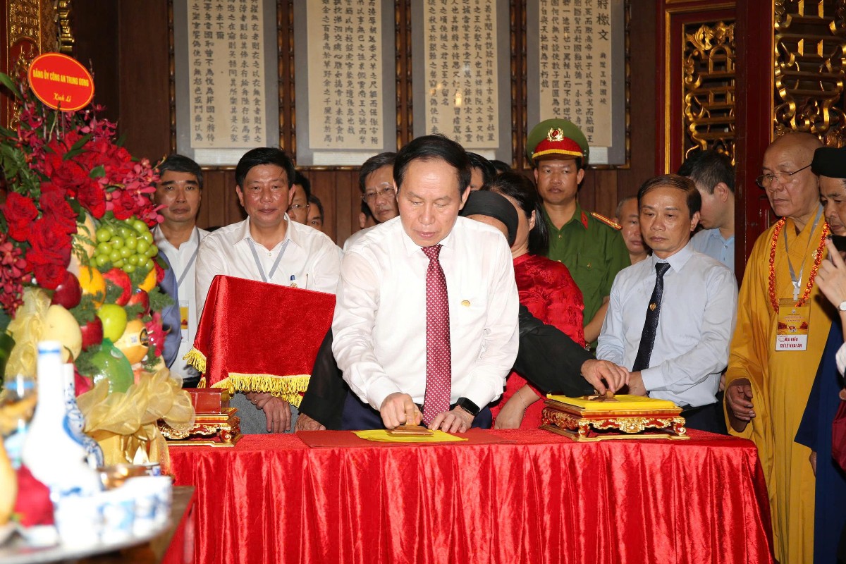 Phó Thủ tướng Lê Tiến Châu thực hiện nghi thức đóng dấu thiêng đề Kiếp Bạc. Ảnh: ĐH.