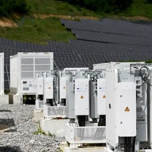 Công viên điện mặt trời kết hợp hệ thống pin lưu trữ tại Maglizh, Bulgaria. Ảnh: Tsvetelina Belutova/Capital.