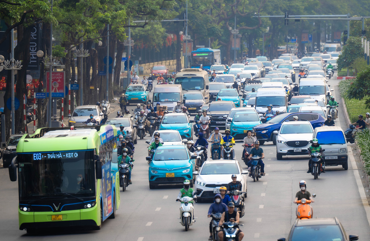 Xe điện đã dần xuất hiện nhiều trên các tuyến phố ở những đô thị lớn như Hà Nội. Ảnh: Như Hoàn