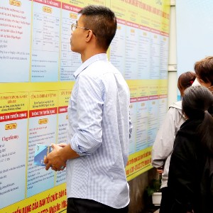 Người lao động tìm hiểu thông tin việc làm. Ảnh: Thu Hằng.