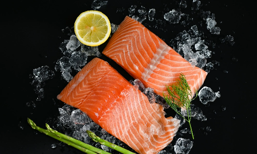 Cá hồi nuôi có thể không cung cấp lượng dưỡng chất nhất định nhiều như những thông tin ta biết. Ảnh: iStock