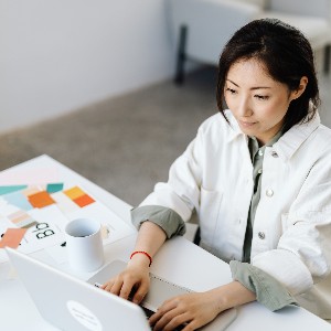 Nhiều người lao động trí óc đang dùng AI như một trợ lý. (Hình: Pexels)